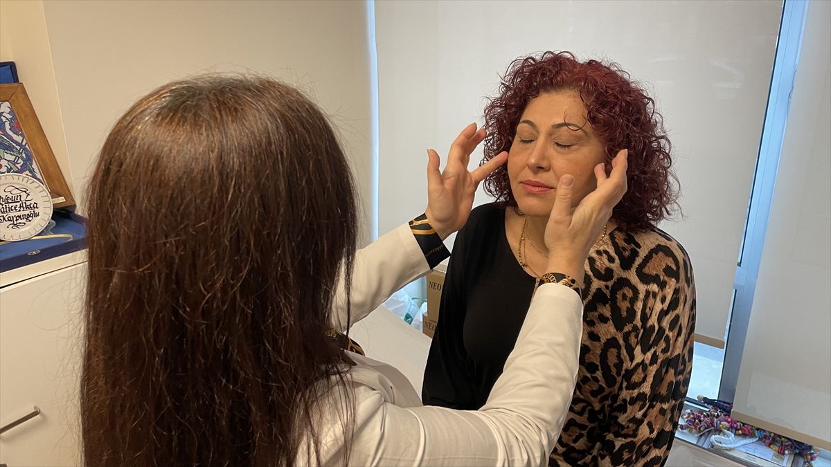 KONYA - Soğuk hava nedeniyle yüz felci geçiren kadın akupunkturla iyileşti