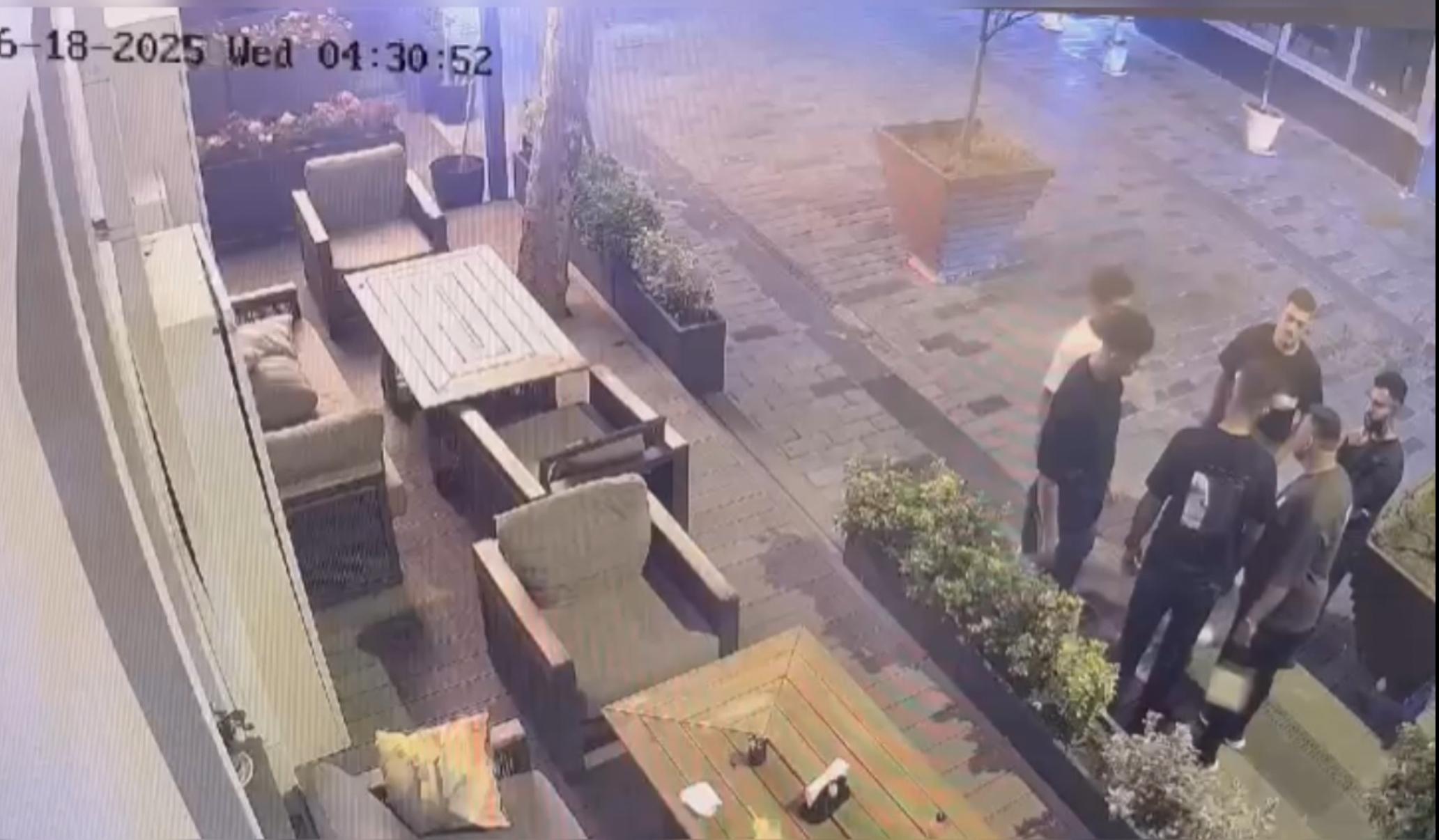 İstanbul - Taksim'de taciz iddiasına maket bıçağıyla saldırı kamerada