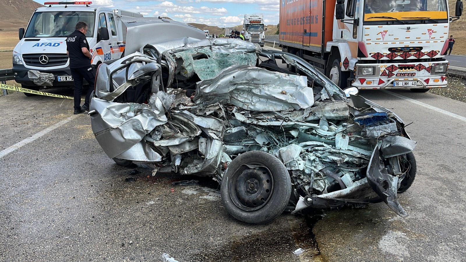 Yozgat'a Ters yönde ilerleyen otomobil ile kamyon çarpıştı: 3 ölü, 2 yaralı