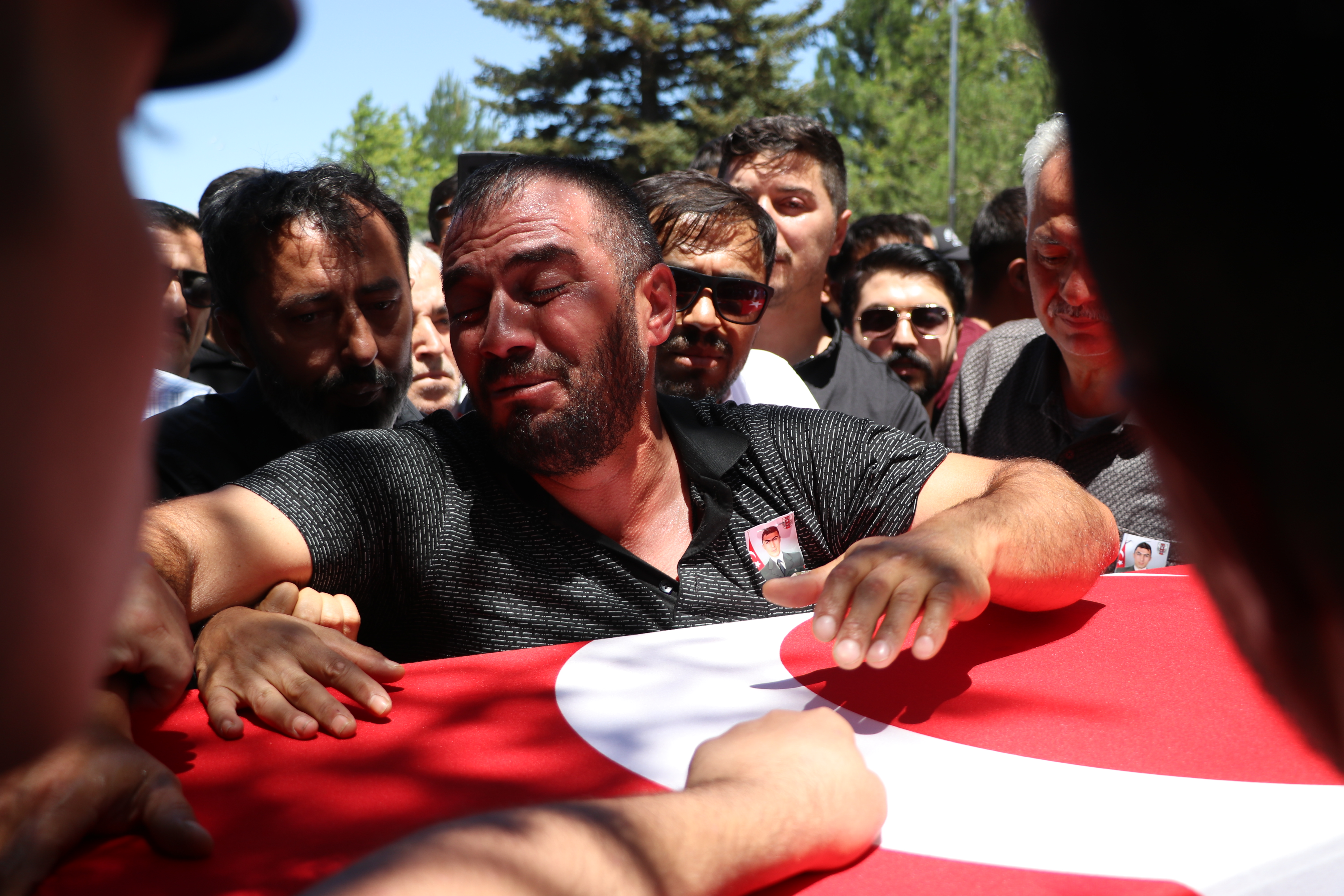 Elinde oyuncağı, şehit babasının tabutuna sarılıp gözyaşı döktü