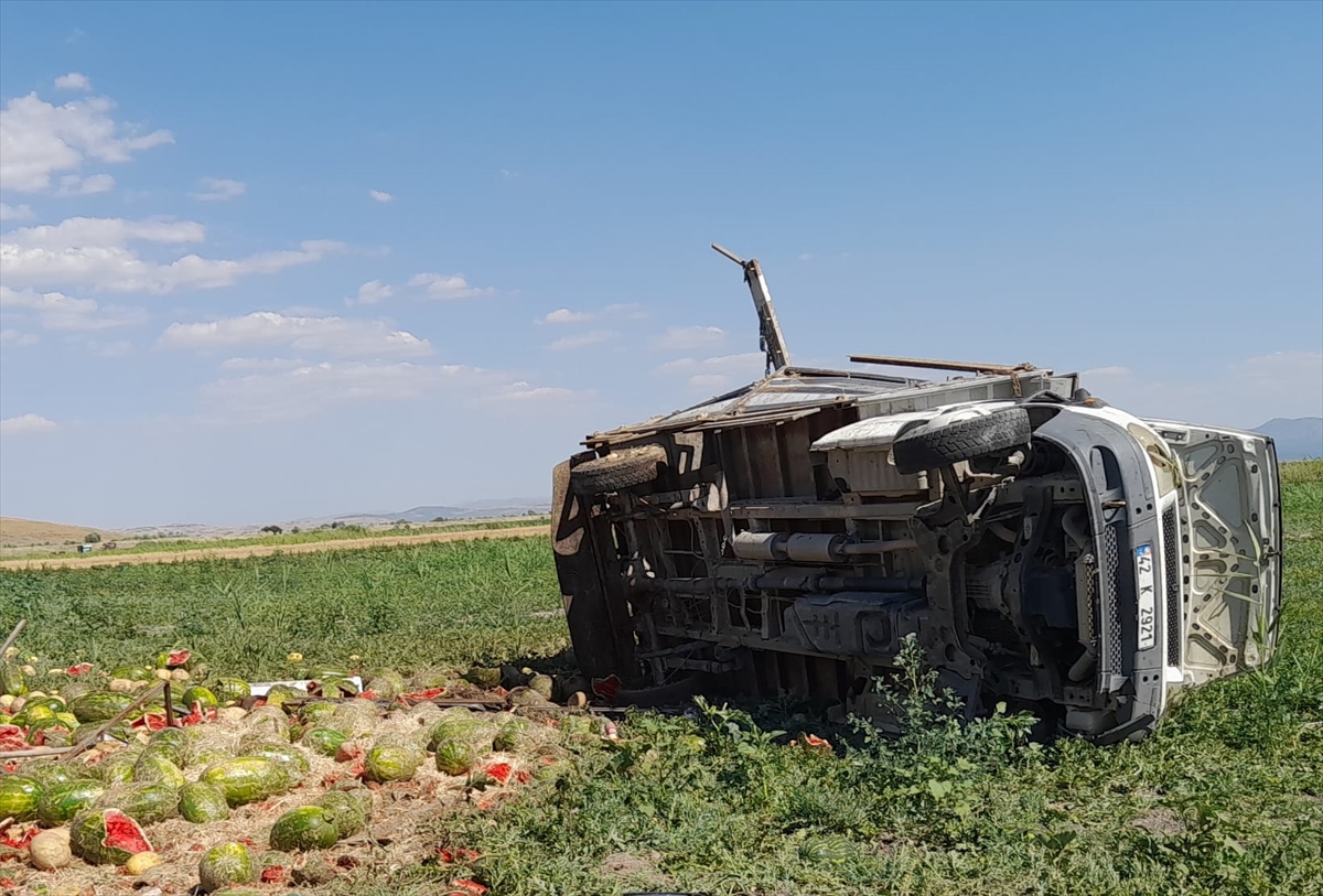 Seydişehir'de tekeri patlayan kamyonetin tarlaya devrilmesi sonucu 2'si çocuk 3 kişi yaralandı