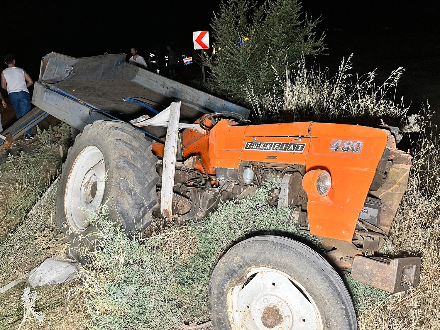  Manisa'da Hafriyat kamyonu traktöre arkadan çarptı; 1 ölü, 1 yaralı