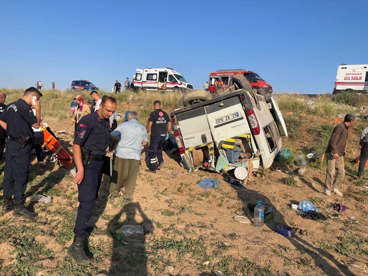 Konya'da tarım işçilerini taşıyan minibüs devrildi, 15 kişi yaralandı