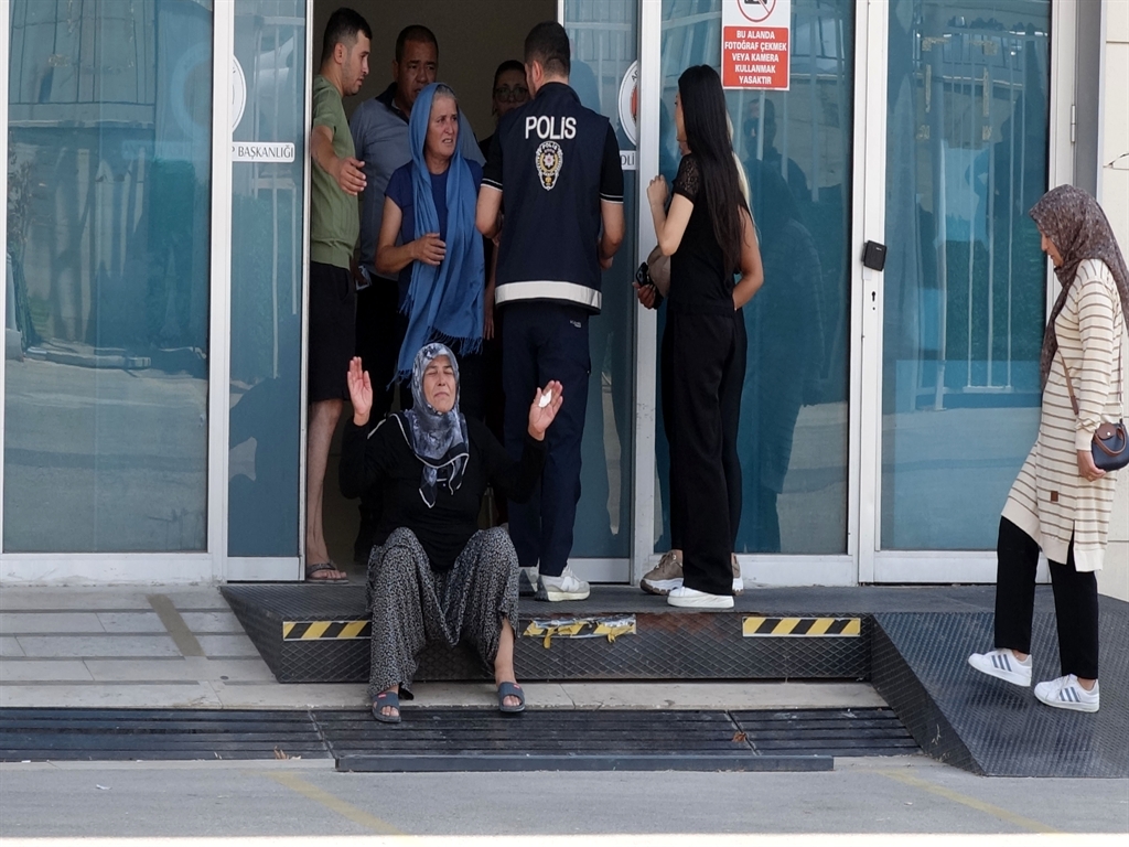  Antalya'da Kaldırımda yürürken otomobilin çarptığı baba ve oğlu öldü