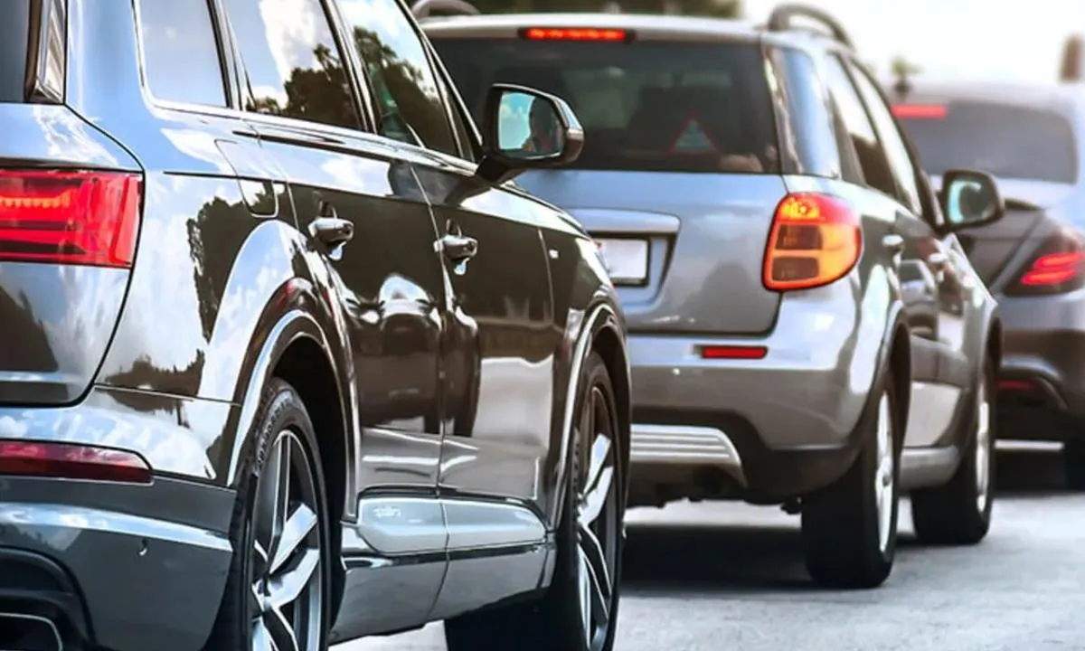 Trafikten men edilen ya da terk edilen araçlar 6 ayda teslim alınmazsa devlet satacak