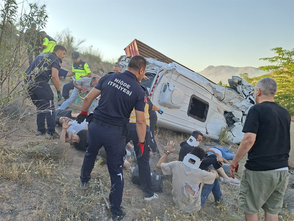 Niğde’de zincirleme kaza: 1’i ağır, 16 yaralı