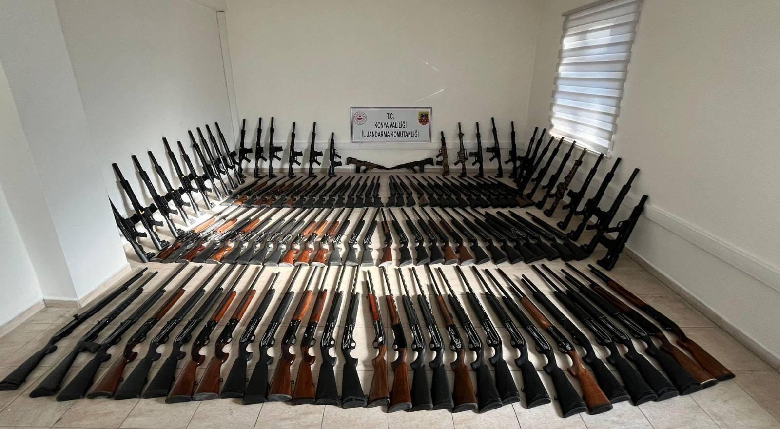 Beyşehir'e  Kaçak Av Tüfeği Operasyonu: Çok Sayıda Silah Ele Geçirildi