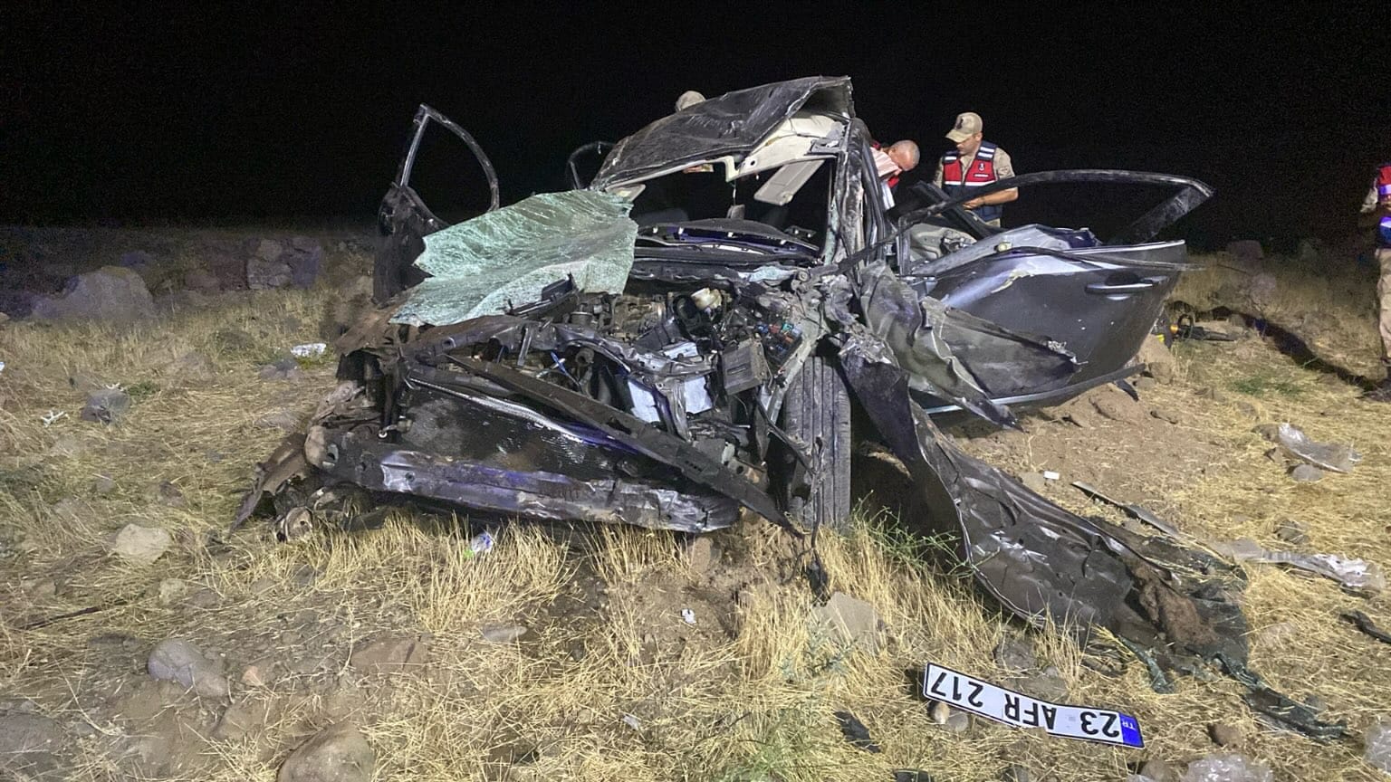 Elazığ’da otomobil yol kenarına devrildi: 2 ölü, 3 yaralı