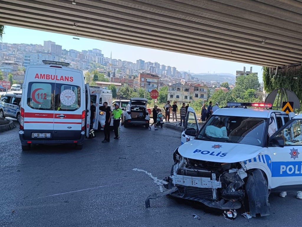 Polis otosu ile otomobil kavşakta çarpıştı; 2'si polis, 3 yaralı