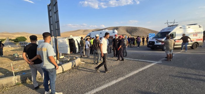 Konya da Minibüs-Otomobil Çarpışması: 16 Kişi Yaralandı