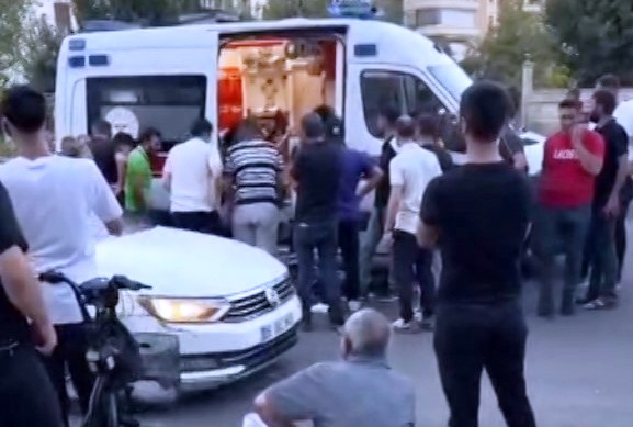 Ağladığı için gezdirdiği çocuğu kucağındayken silahlı kavganın ortasında kalıp ölmüş