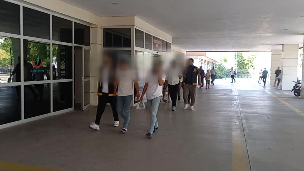 MANİSA - Kendilerini savcı ve polis olarak tanıtarak dolandırıcılık yapan 5 kişi tutuklandı