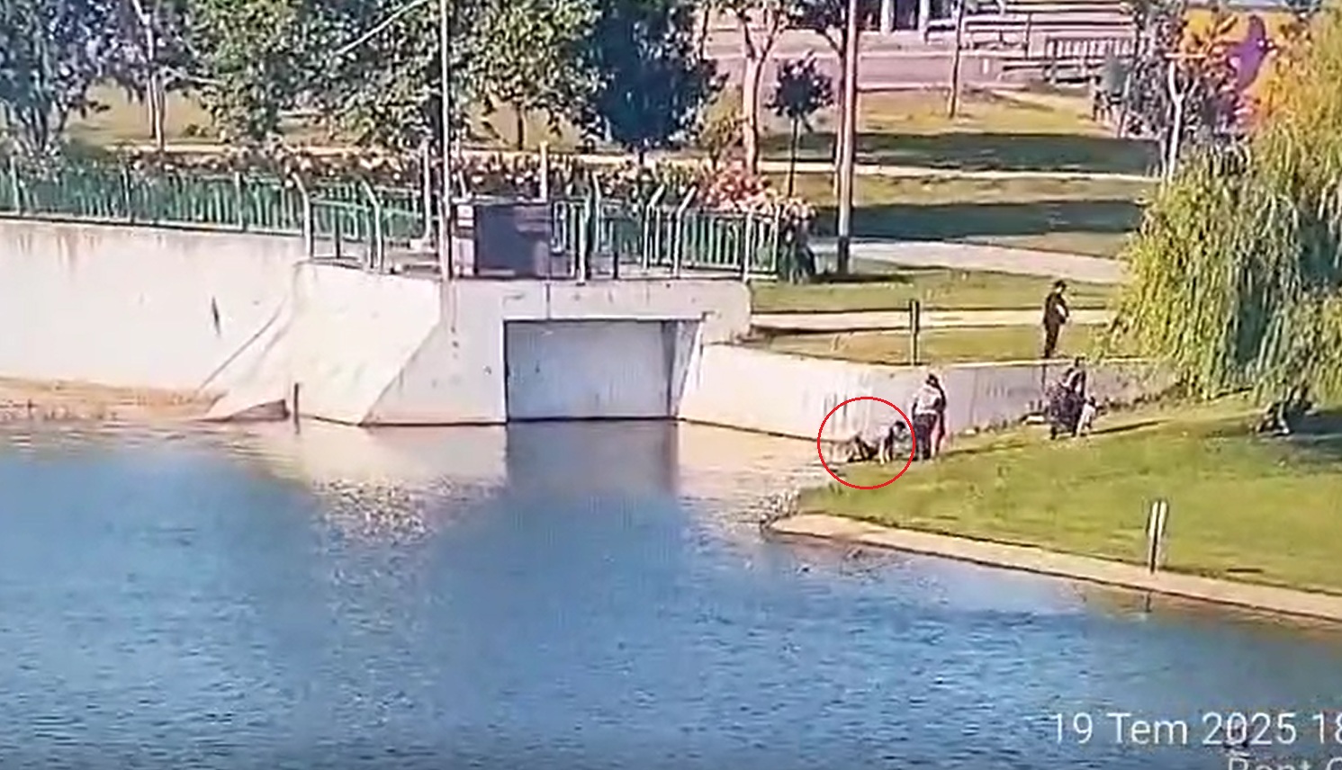 Bursa'da Çaya düşen 1,5 yaşındaki bebeği, parktaki güvenlik görevlisi kurtardı; o anlar kamerada