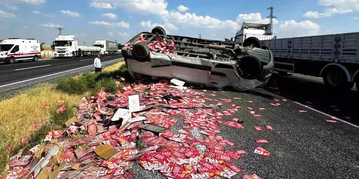 Konya'nın Karapınar ilçesinde meydana gelen trafik kazasında bir minibüsün devrilmesi sonucu 4 kişi yaralandı.