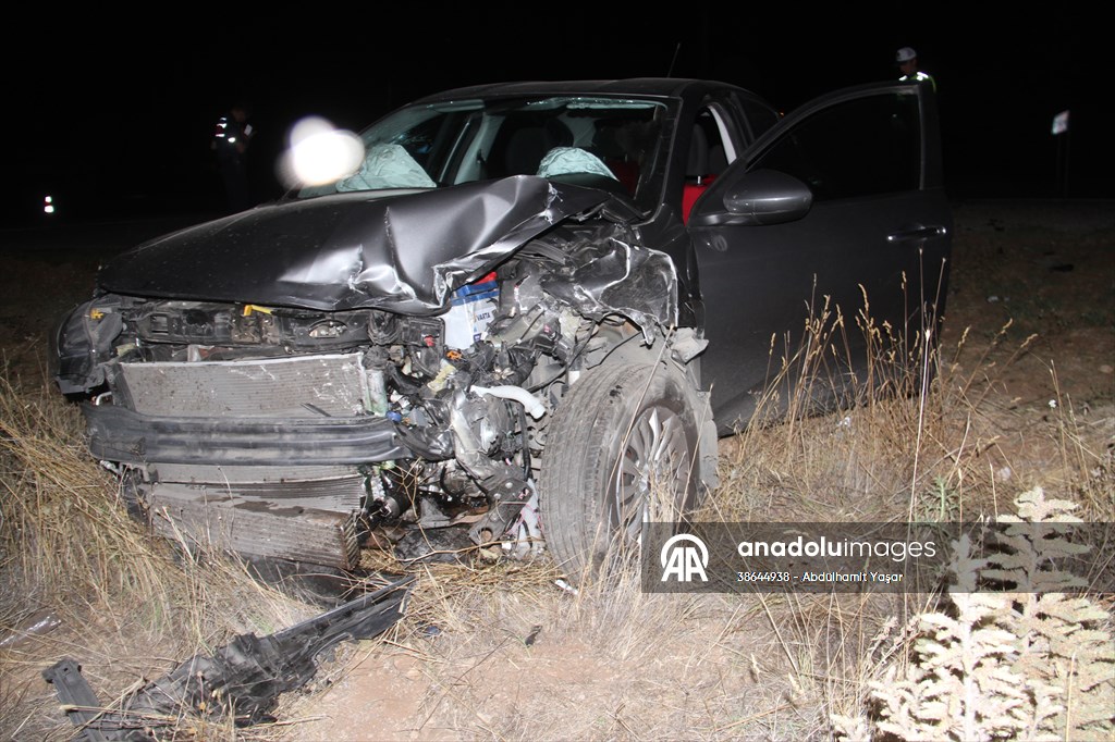 Beyşehirde  iki otomobilin çarpıştığı kazada 6 kişi yaralandı