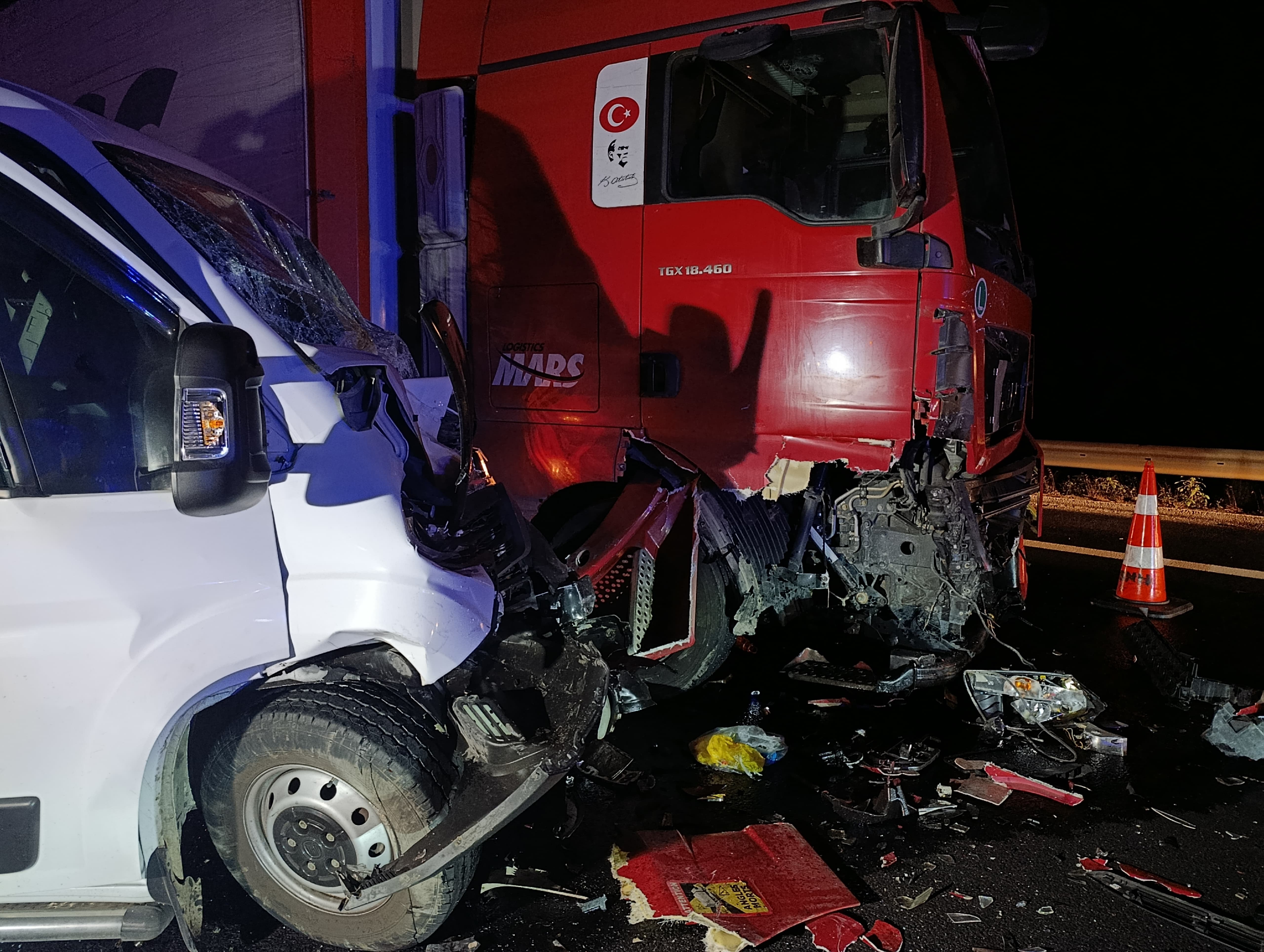 Adana’da TIR, yol kenarındaki 3 araca çarptı; 8 yaralı