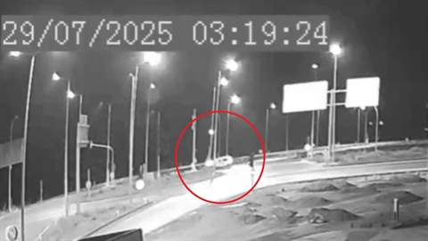 Kayseri'de hafif ticari aracın elektrik direğine çarptığı kaza kamerada: 7 yaralı