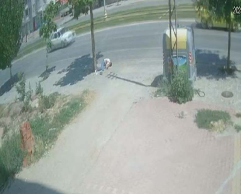 Devrilip ağaca çarpan motosikletin sürücüsü yaralandı; kaza kamerada