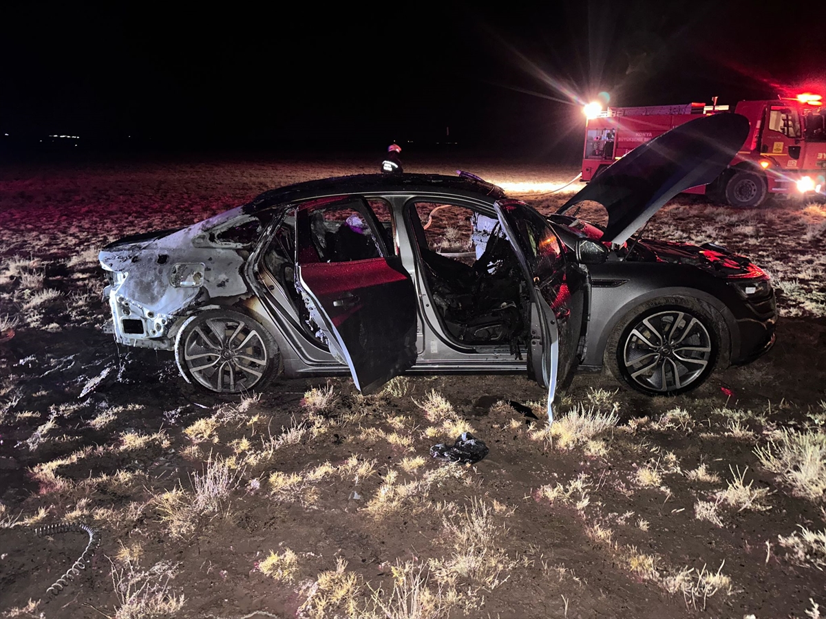 Konya’da yanan otomobil itfaiye ekiplerince söndürüldü