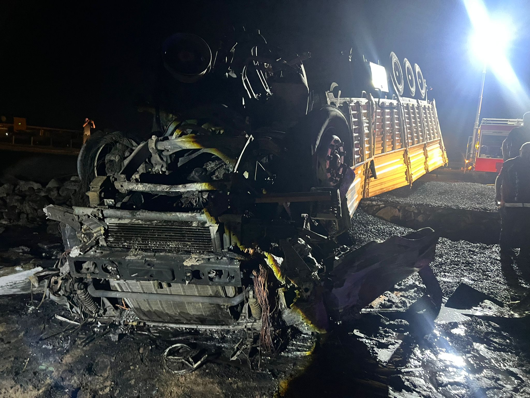 Mardin'de, devrilerek alev alan TIR’ın şoförü yanarak öldü 