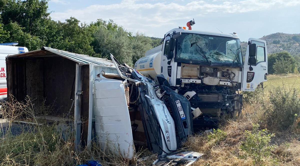 Beyşehir'de KOSKİ tankeri ile kamyon çarpıştı! 2’si ağır 4 yaralı