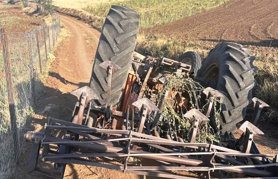 Karaman'da devrilen traktörün sürücüsü öldü