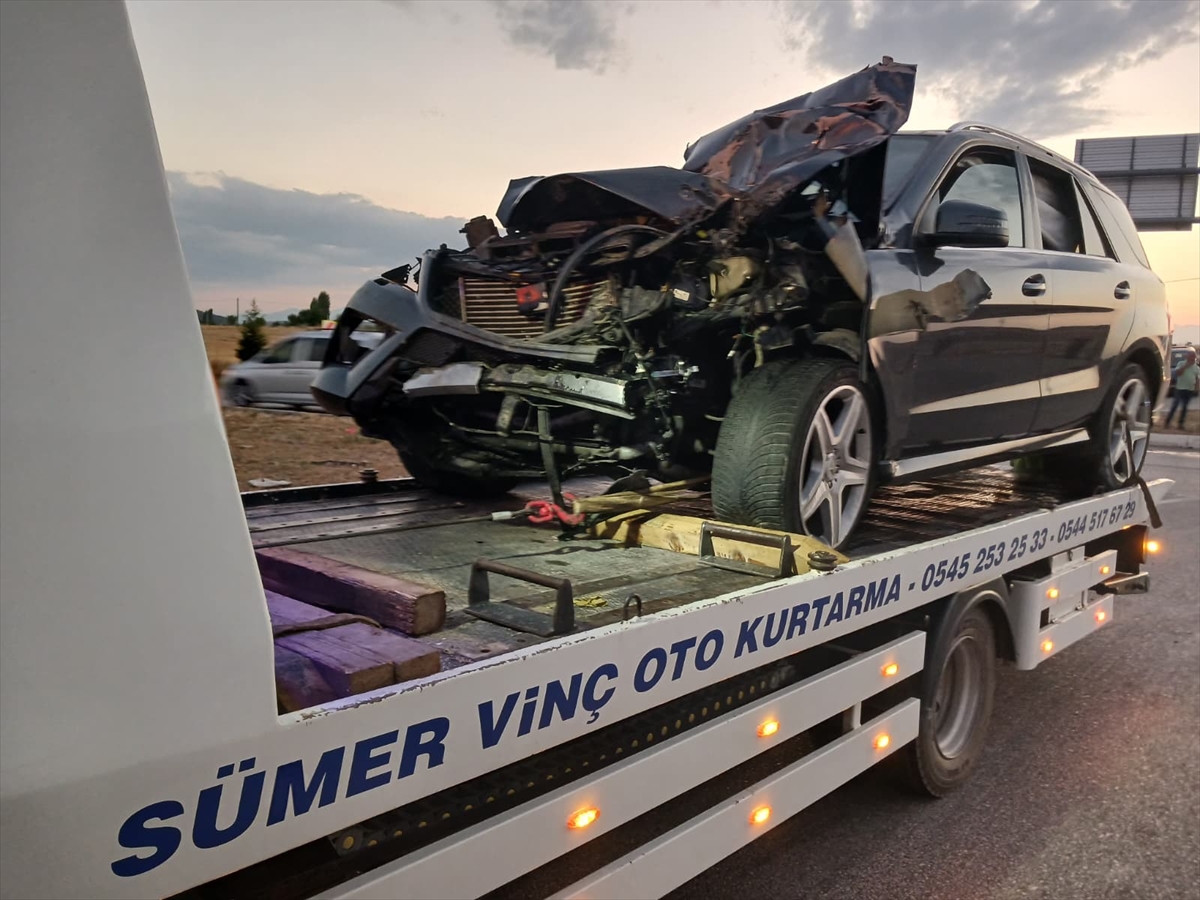 Beyşehir'de tıra arkadan çarpan otomobildeki 5 kişi yaralandı