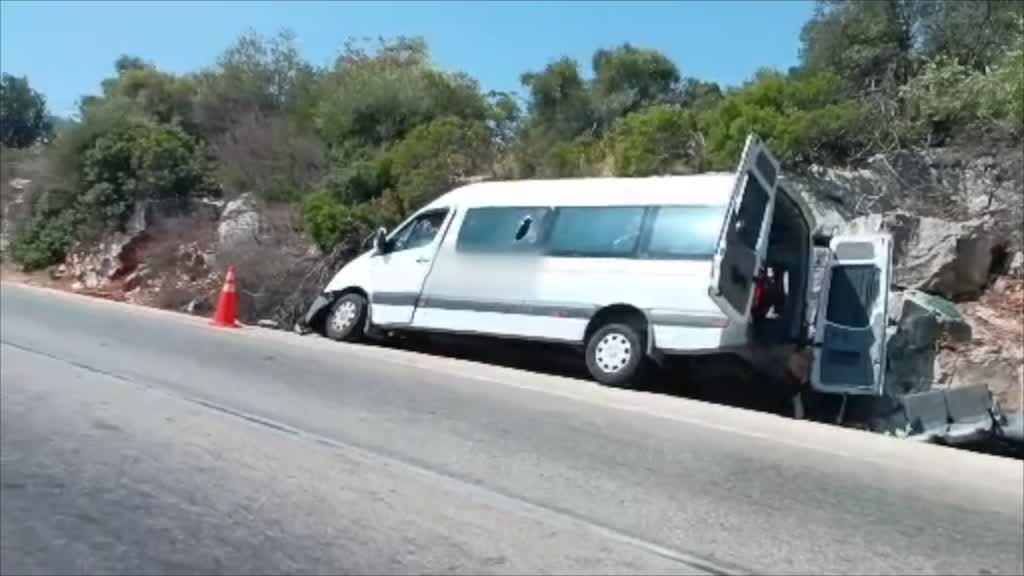ANTALYA - Tur minibüsünün kayalıklara çarpması sonucu 17 kişi yaralandı