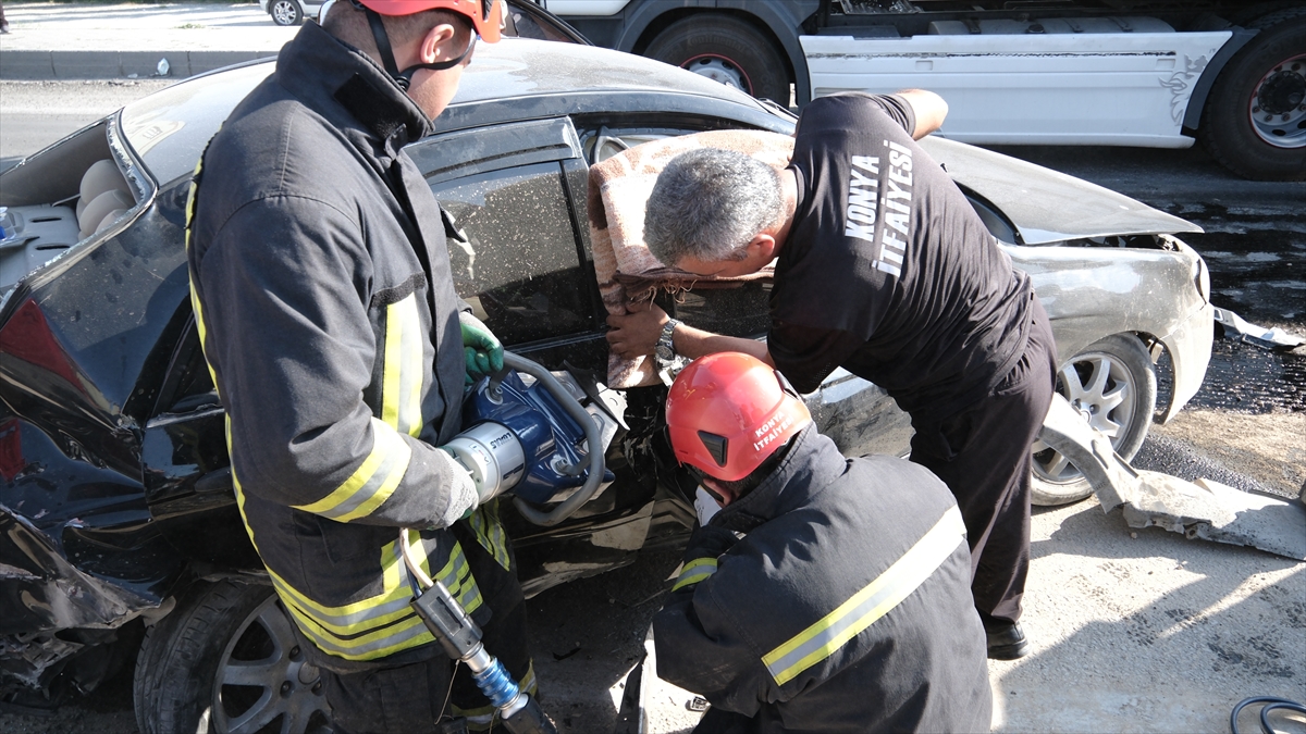 Konya'da tırın otomobile çarpmasıyla 3 kişinin yaralandığı kaza anı kamerada