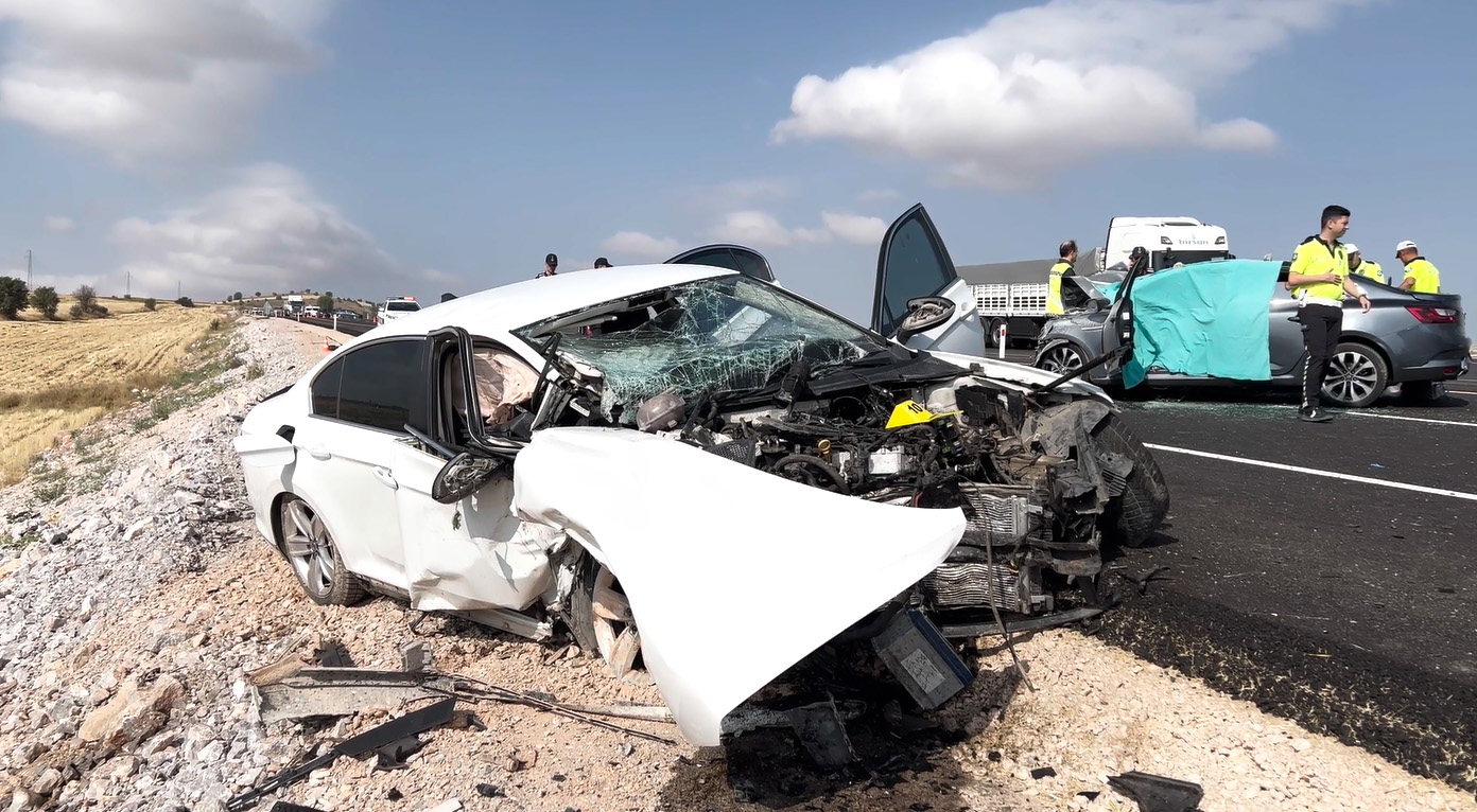 Tokat'ın Zile ilçesinde iki otomobilin çarpışması sonucu 4 kişi öldü, 2 kişi yaralandı 