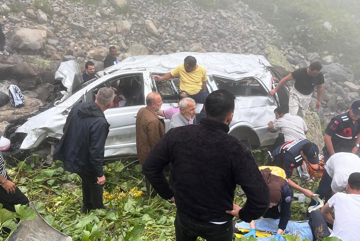 Trabzon'da Arap turistleri taşıyan minibüs, uçuruma yuvarlandı; 2 ölü, 4 yaralı