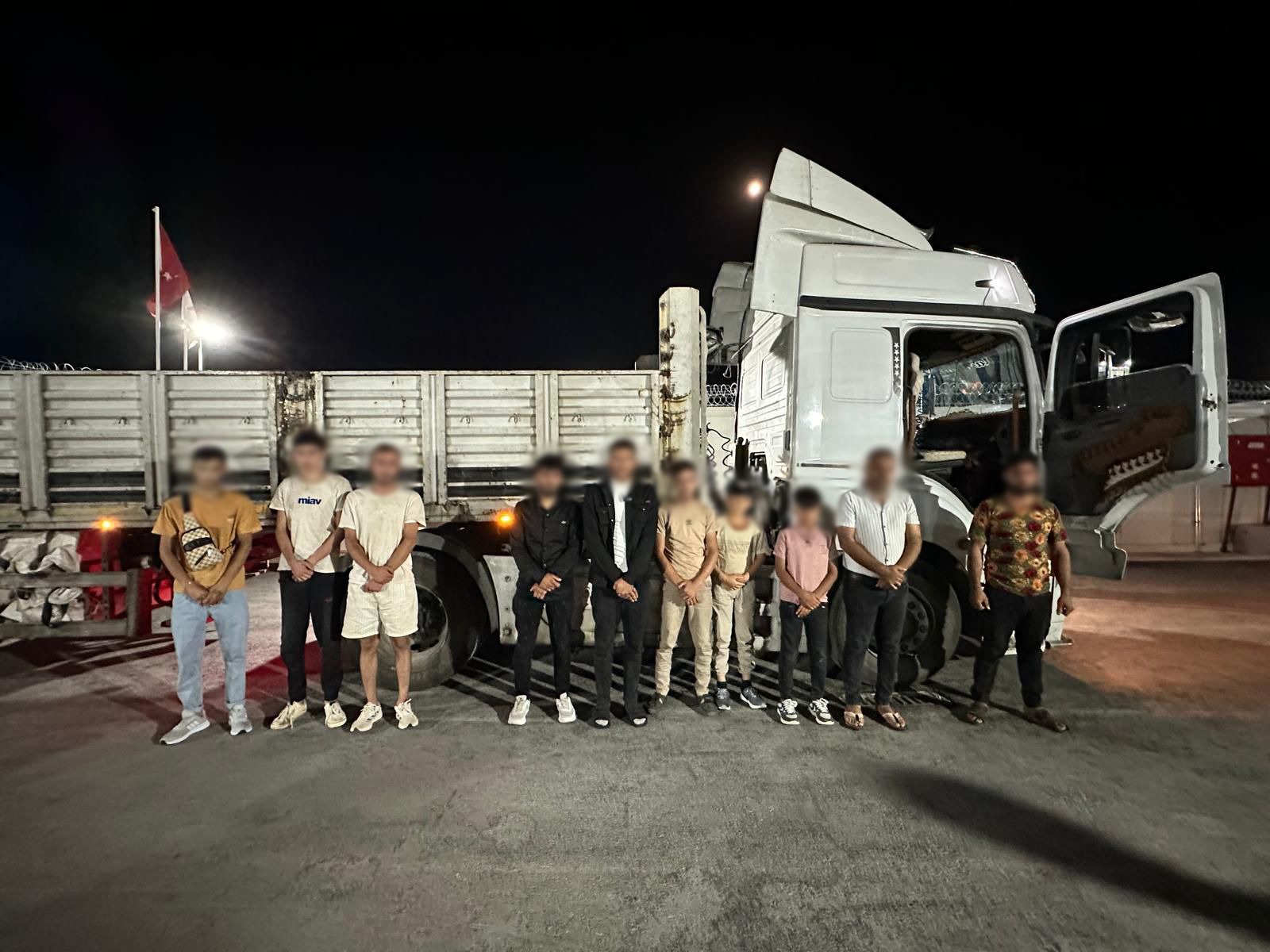 KONYA’DA TIR İÇİNDE 9 DÜZENSİZ GÖÇMEN VE 1,5 MİLYON TL DEĞERİNDE KAÇAK ELEKTRONİK SİGARA ELE GEÇİRİLDİ