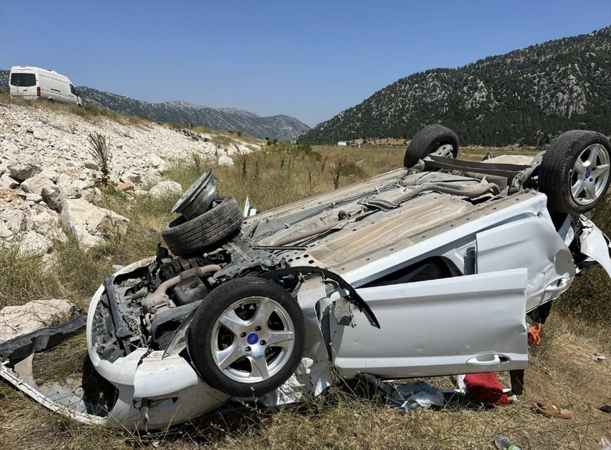 Derebucakta şarampole devrilen otomobildeki 5 kişi yaralandı
