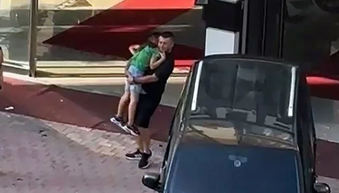 Niğdede Oto galeriye silahlı saldırı: Sokakta oynayan 8 yaşındaki çocuk vuruldu