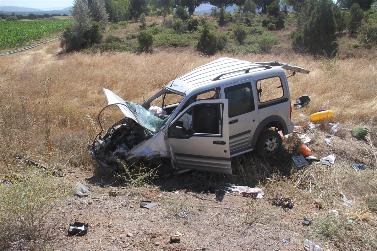  Beyşehir'de  beton direğe çarpan araçtaki 5 kişi yaralandı