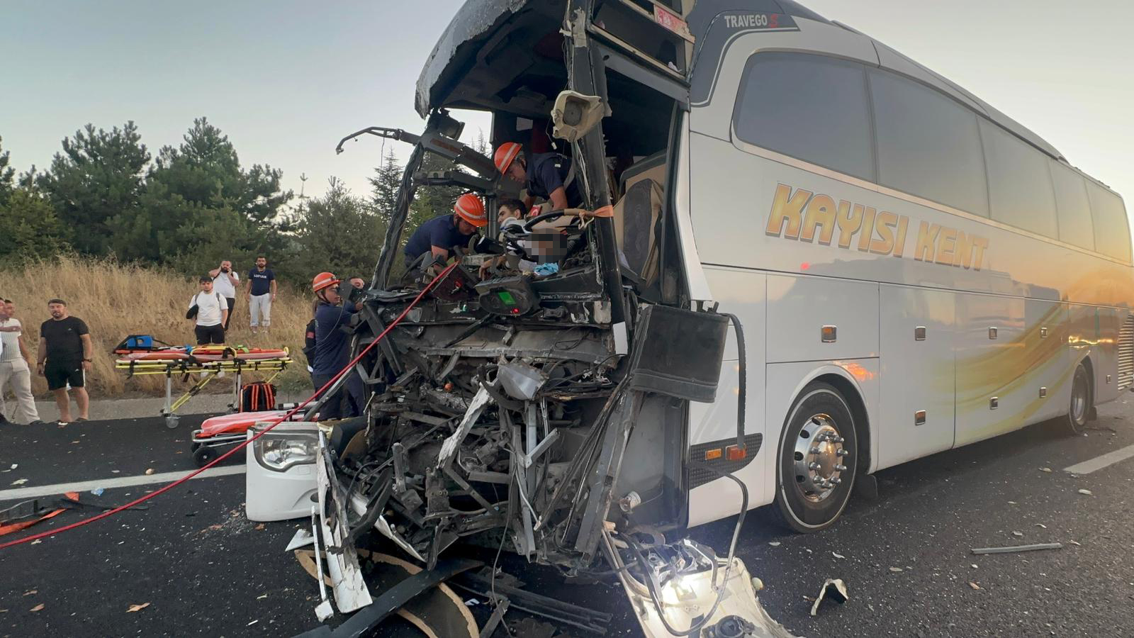 Bolu'da Yolcu otobüsü kamyona çarptı: 1 ölü, 10 yaralı