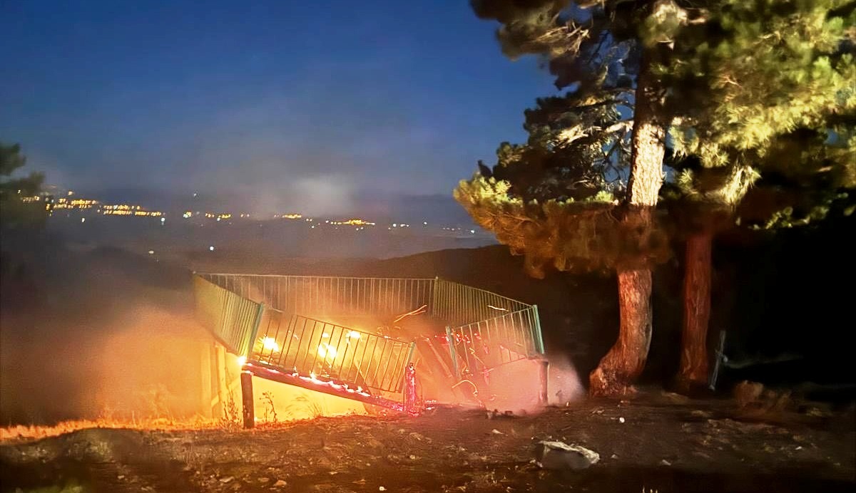 "Çok Tehlikeli Gelişme: Yalıhüyük Gölcük Yaylası'ndaki Seyir Terası Kundaklandı! Vatandaş ve Ekiplerin Hızlı Müdahalesiyle Alevler Kontrol Altına Alındı"