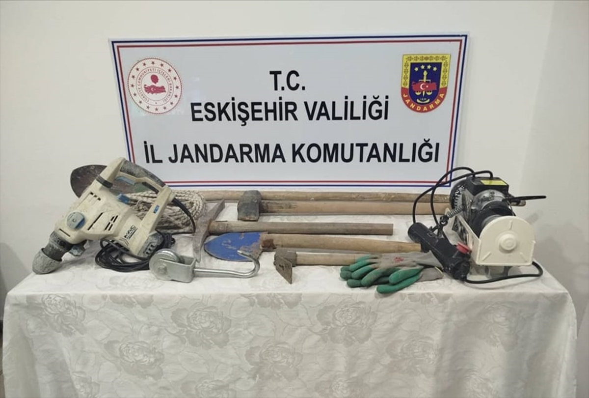 Eskişehir'de babasına ait evin bahçesinde izinsiz kazı yaptığı öne sürülen şüpheli yakalandı