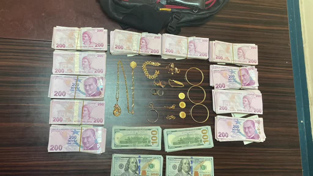 Adana'da dolandırılan çift, para ve altınlarına polis sayesinde kavuştu