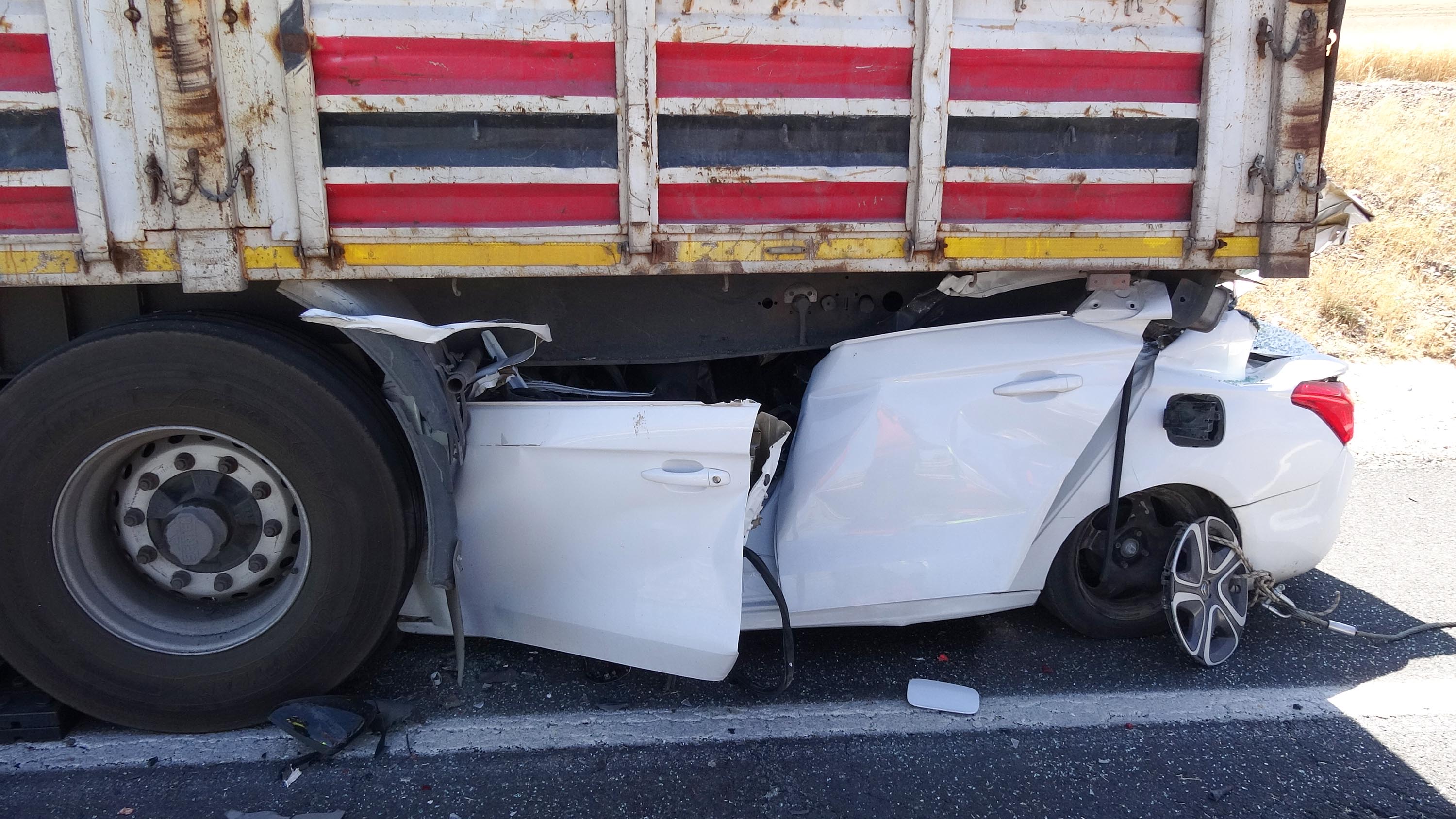 Erzurum'da TIR'ın altına giren otomobilin sürücüsü Burak hayatını kaybetti