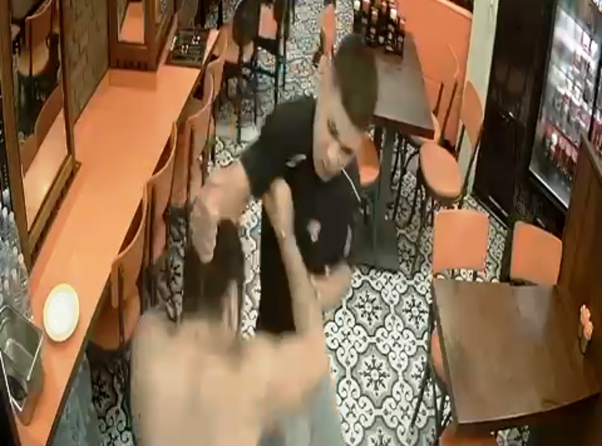 İstanbul- Kavgada ensesine saplanan bıçakla hastaneye götürüldü; ameliyatla kurtarıldı