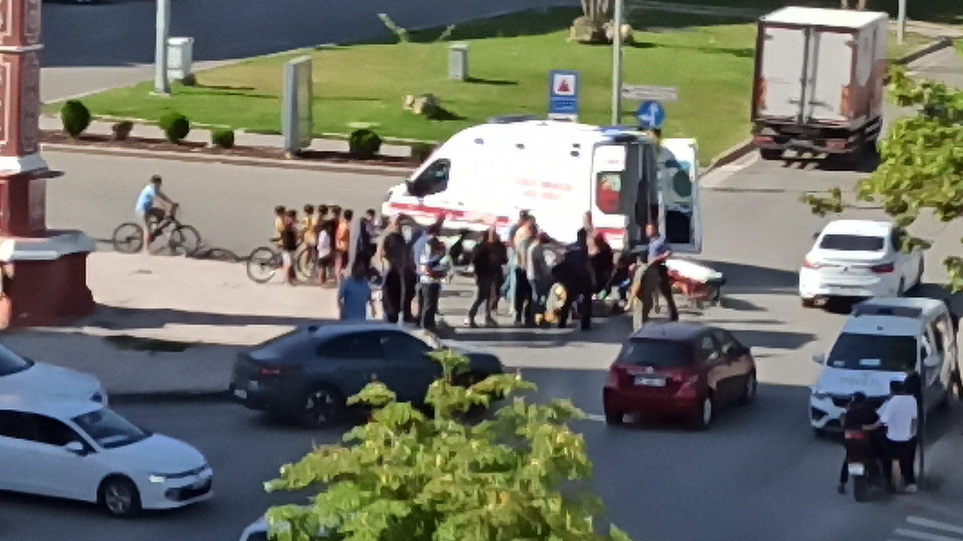 Seydişehir'de Belediye Kavşağı'nda Motosiklet-Minibüs Çarpışması: 1 Yaralı