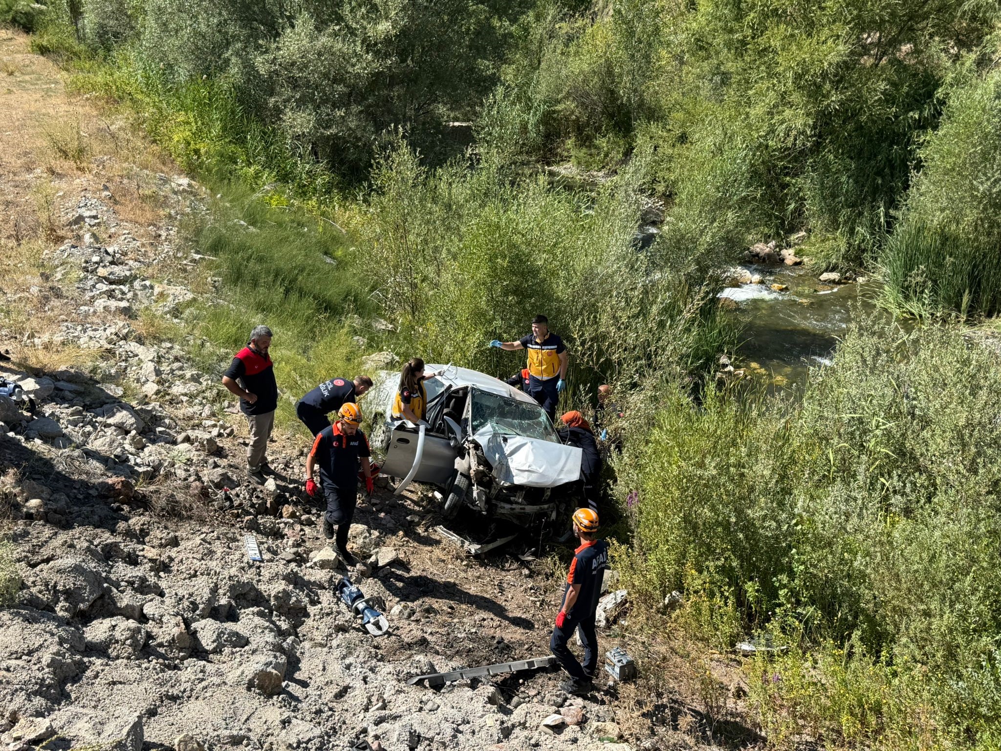 Sivas’ta otomobil dere yatağına uçtu: 2 ölü