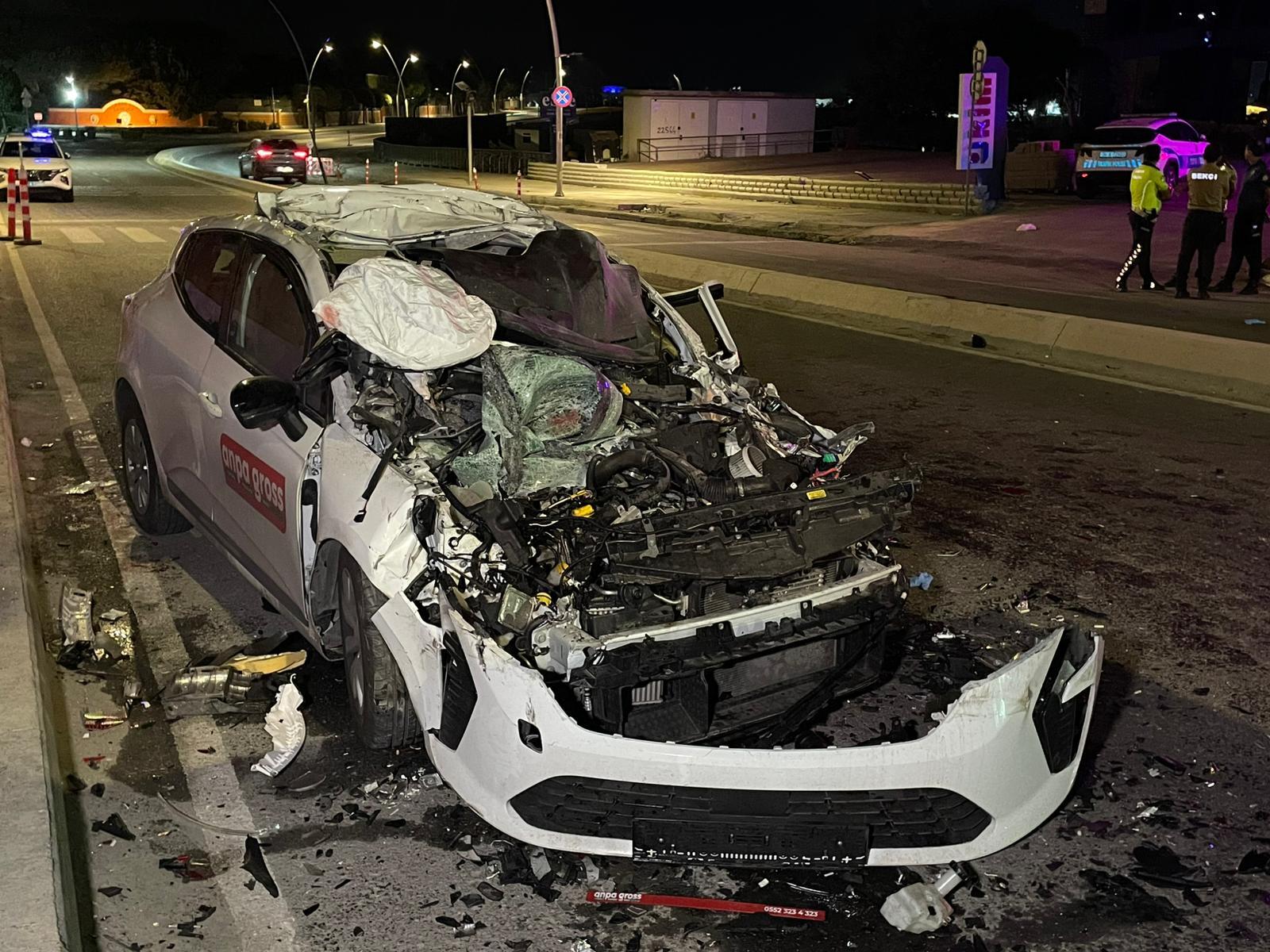 İstanbul -Büyükçekmece’de otomobil park halindeki TIR'a çarptı: 1 ölü, 4 yaralı