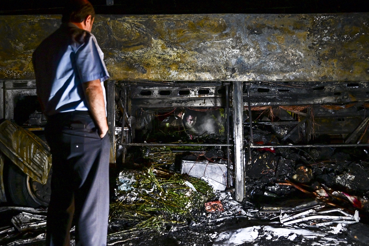 Ankara'da seyir halindeki yolcu otobüsü yandı - Kullanılamaz hale gelen otobüsteki 36 yolcu tahliye edildi