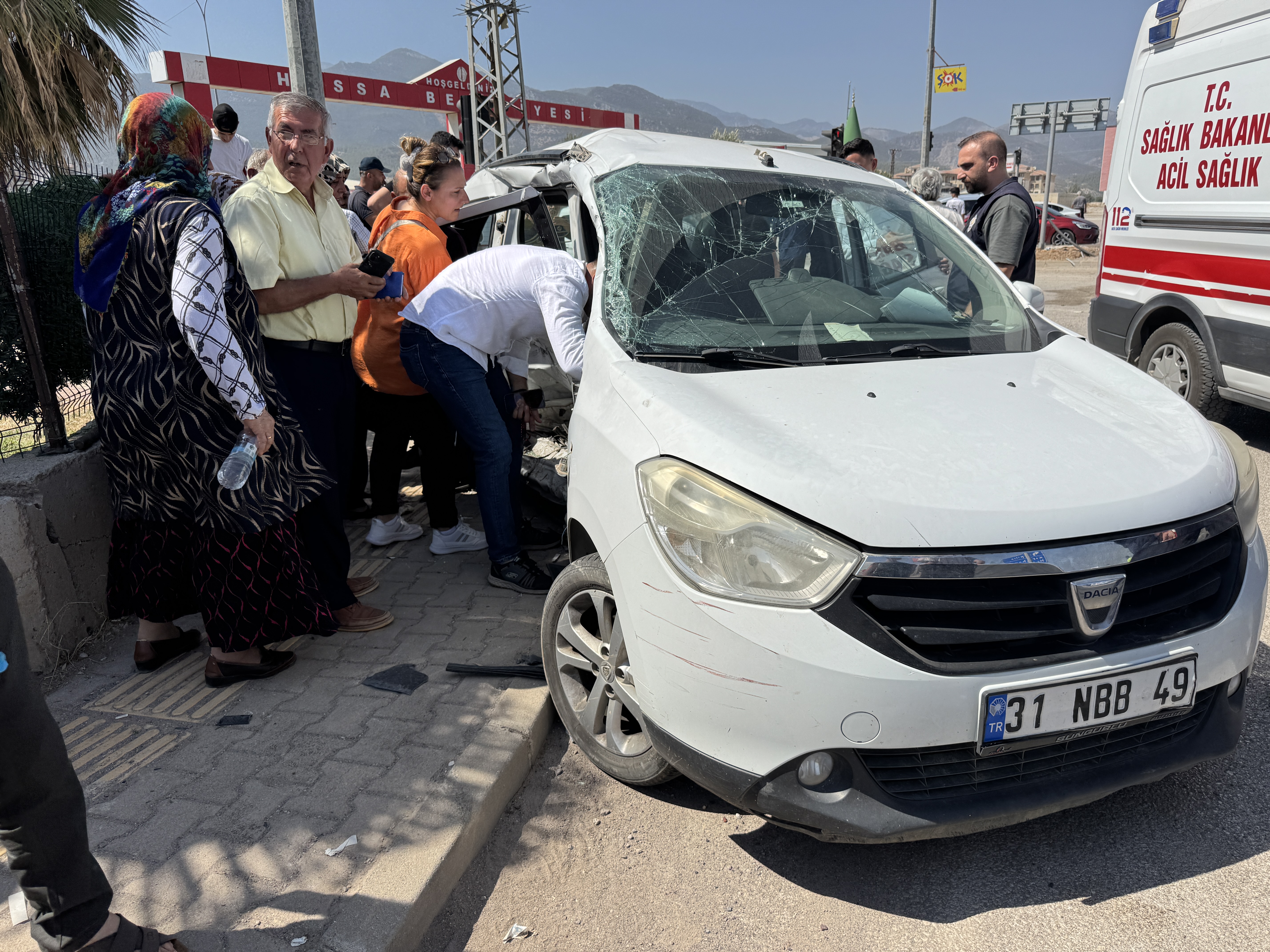 Hatay- Düğüne gidenleri taşıyan otomobil ile çekici çarpıştı; 3 ölü, 2 yaralı