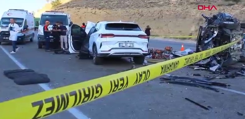 Malatya- Hafif ticari araç ile otomobil kafa kafaya çarpıştı; 4 Ölü, 2 yaralı