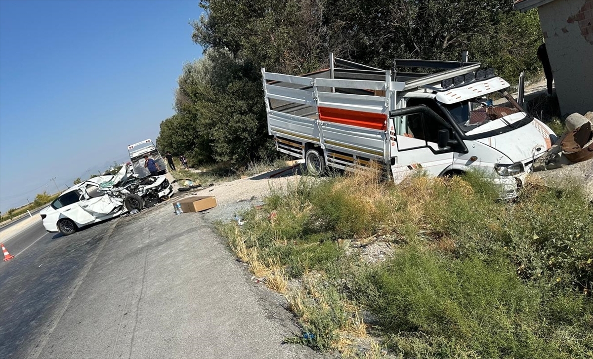 Konya'da kamyonetle otomobilin çarpıştığı kazada 1 kişi öldü 5 kişi yaralandı