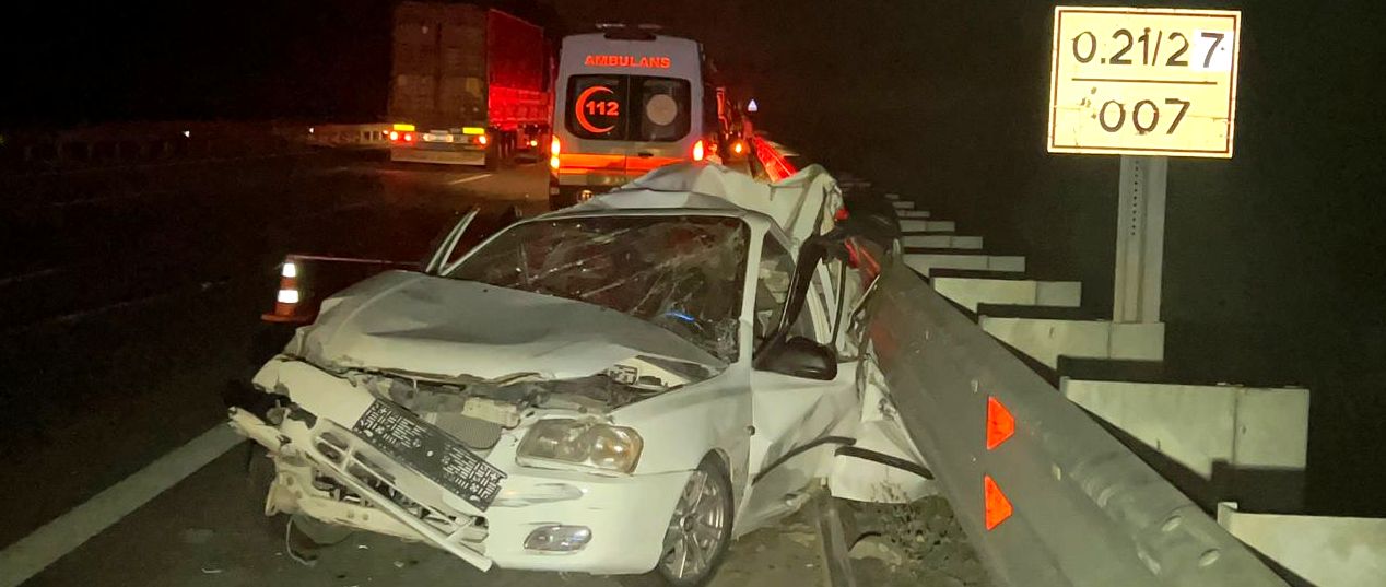 Niğde'de Korkunç Kaza: TIR, Emniyet Şeridindeki  Konya Plakalı Otomobile Çarptı, 3 Kişi Hayatını Kaybetti
