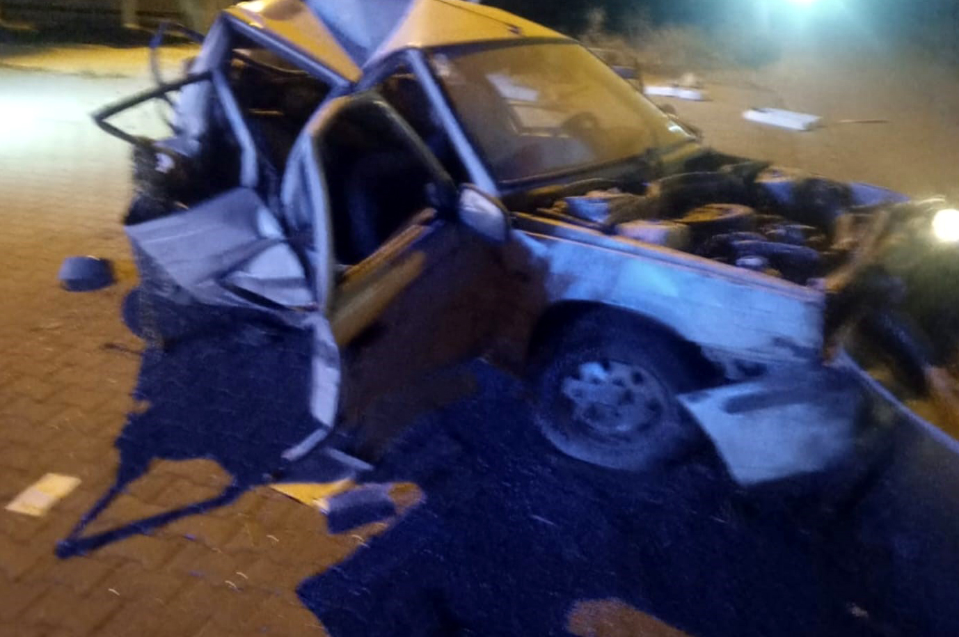  AFYONKARAHİSARDA TIR ile çarpışan otomobildeki çift öldü, kızları ağır yaralandı